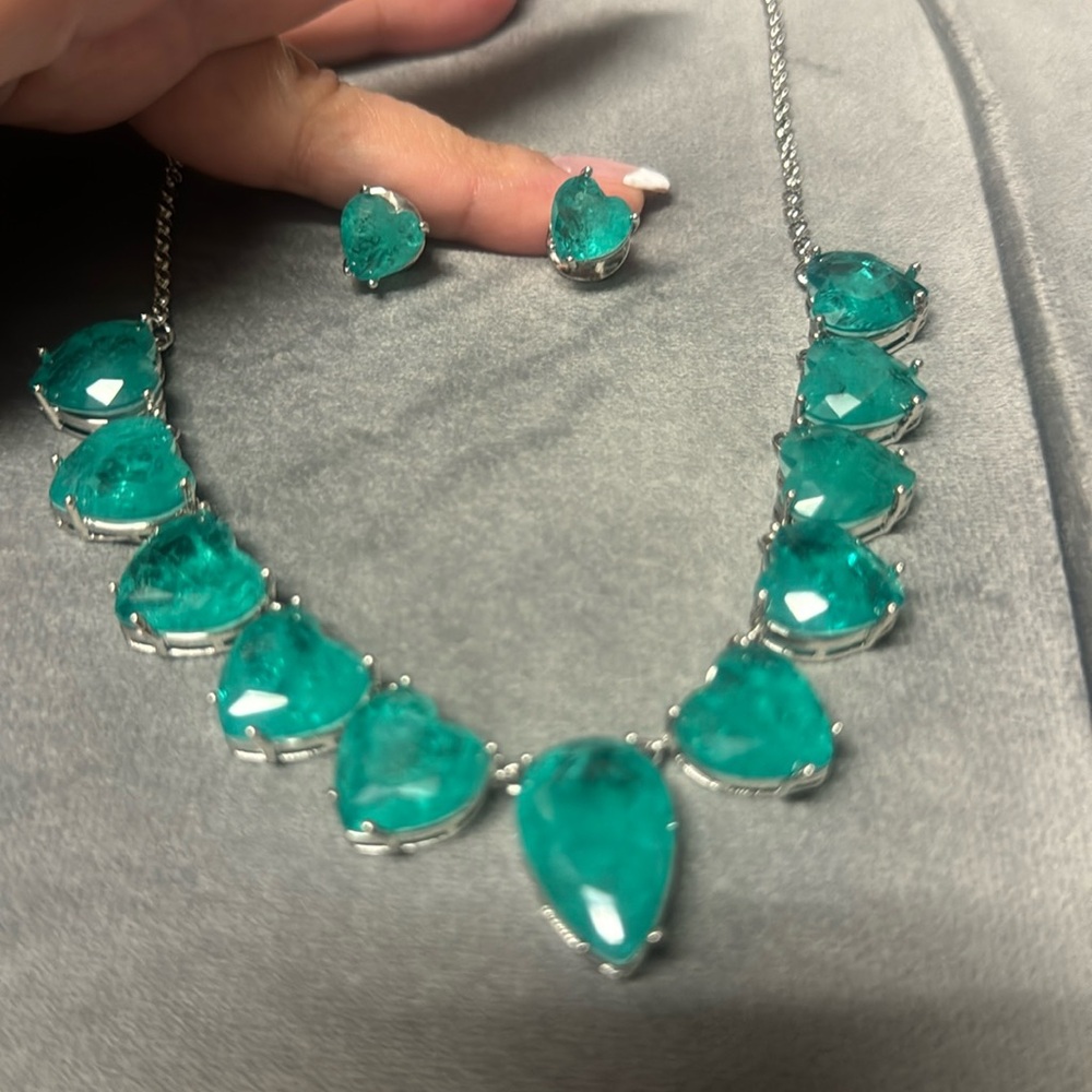 Colombian emerald in a 18k white gold plated set of necklace and earrings !